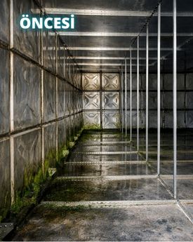 Öncesi: modüler su deposu içi — metal yüzeylerde yosun ve tortu, zeminde çökelti ve kirli su
